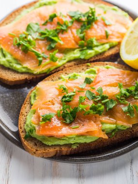Çavdar ekmeği avokado tost füme somon ile