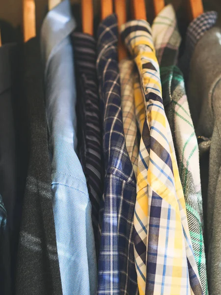 Mans closet perchas camisas primer plano — Foto de Stock