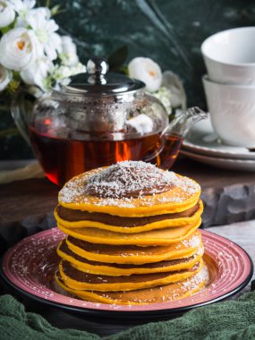 Kabak krep yığını çikolatayla servis