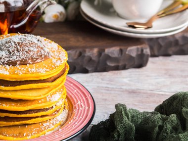 Kabak krep yığını çikolatayla servis