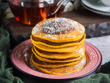 Kabak krep yığını çikolatayla servis