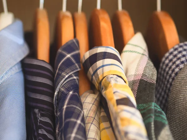 Чоловічі шафи вішалки сорочки крупним планом — стокове фото