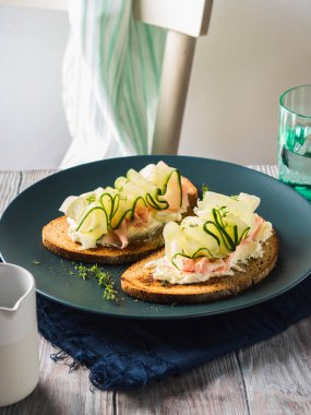 Çavdar ekmeği tost peynir, jambon, salatalık ile