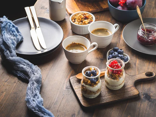 Acogedor desayuno concepto de alimentos fondo de madera oscura — Foto de Stock