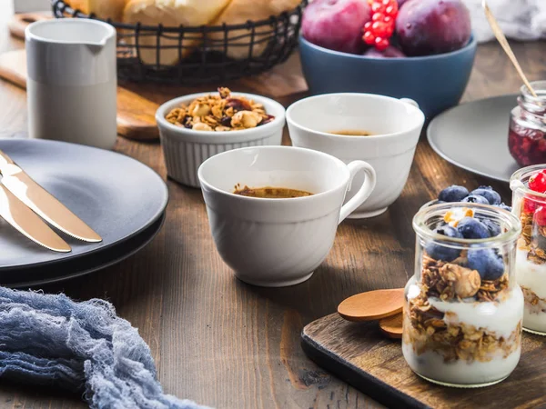 Acogedor desayuno concepto de alimentos fondo de madera oscura — Foto de Stock