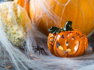 Halloween kabak ve mum. Örümcek net. Tatil ürkütücü arka plan natürmort