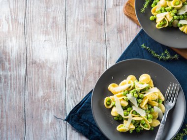 Bezelye, İtalyan orecchiette makarna krema ve pecorino peyniri