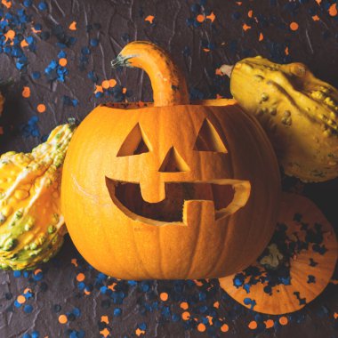 Cadılar Bayramı, kabak ve konfeti oyulmuş. Karanlık