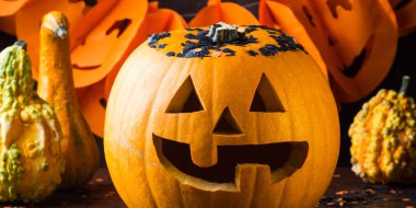 Cadılar Bayramı, kabak ve konfeti oyulmuş. Karanlık