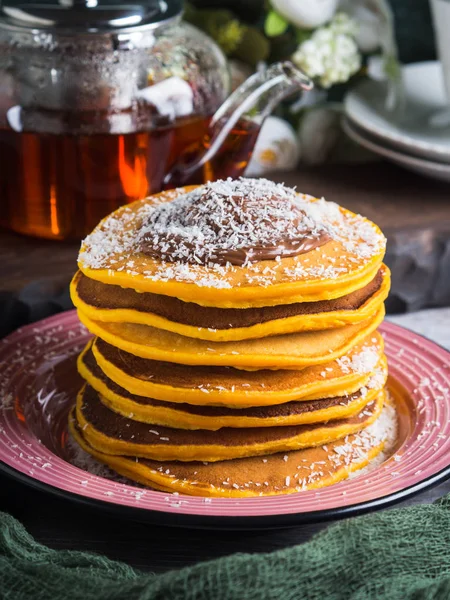 Pila de panqueques de calabaza servida con chocolate —  Fotos de Stock