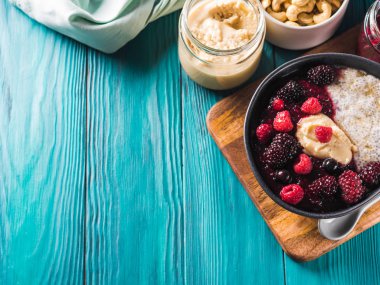 Vegan Chia pudingi çilek ve badem ezmesi ile