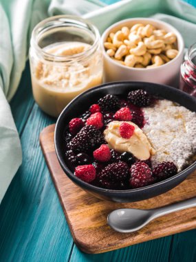 Vegan Chia pudingi çilek ve badem ezmesi ile