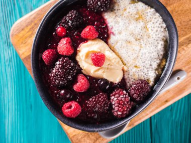 Vegan Chia pudingi çilek ve badem ezmesi ile