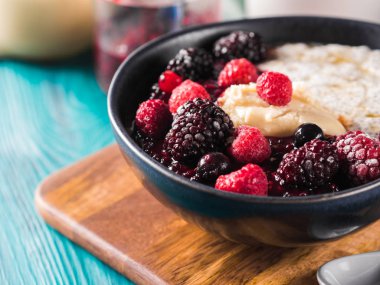 Vegan Chia pudingi çilek ve badem ezmesi ile