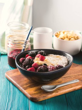 Vegan Chia pudingi çilek ve badem ezmesi ile