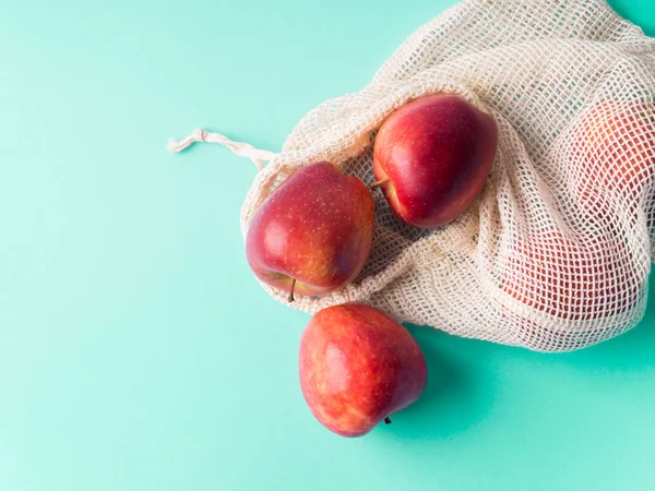 可重复使用的棉袋中的红苹果 — 图库照片