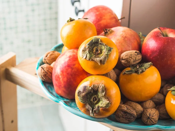 Comida de otoño con fruta fresca en la cocina —  Fotos de Stock