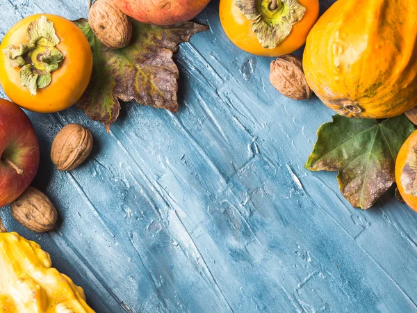 Осенний фруктовый синий фон — стоковое фото