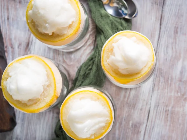 Helado de sorbete de limón servido postre — Foto de Stock