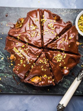 Karanlık çikolatalı kek ile armut ve fıstık