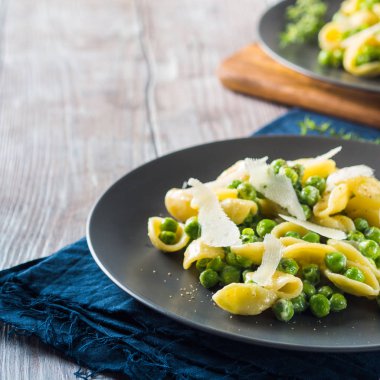 Bezelye ve peynir ile İtalyan orecchiette makarna