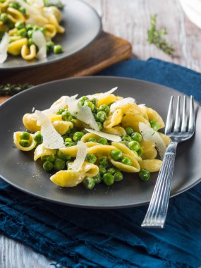 Bezelye ve peynir ile İtalyan orecchiette makarna