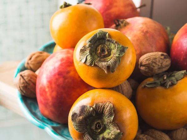 Comida de otoño con fruta fresca en la cocina —  Fotos de Stock
