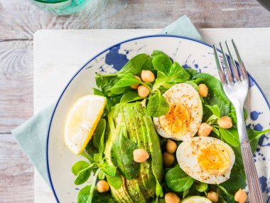 Nohut ve yumurta ile avokado ıspanak salatası