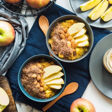Kahvaltı gıda kavramı zerdeçal mor ile rahat