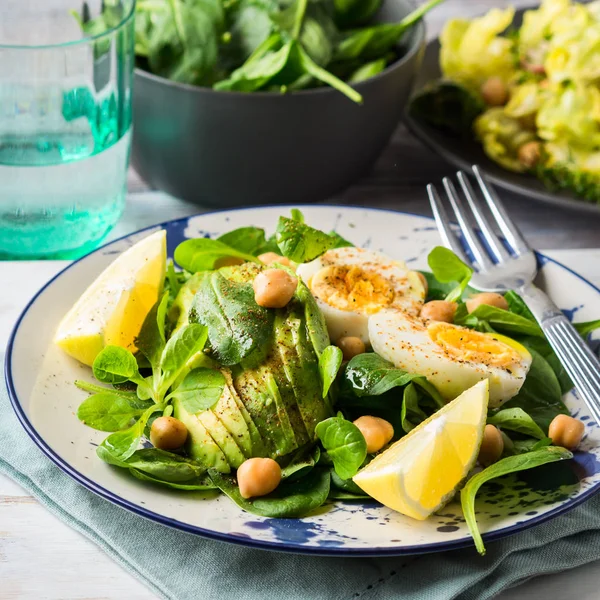 Nohut ve yumurta ile avokado ıspanak salatası — Stok fotoğraf