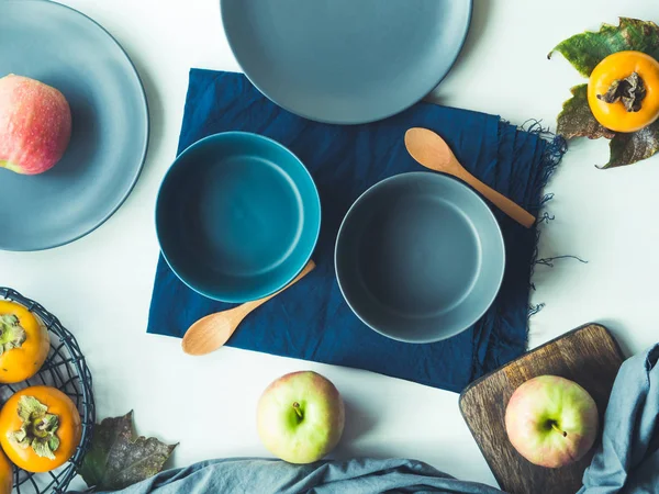 空のボウルで朝食のテーブルセッティング 果物や食器を置くフラット — ストック写真