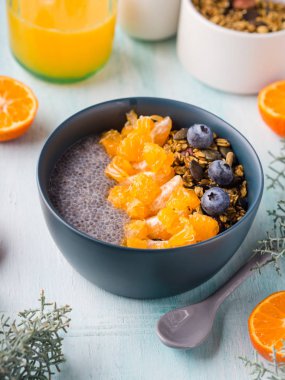 Chia puding mandalina ve granola