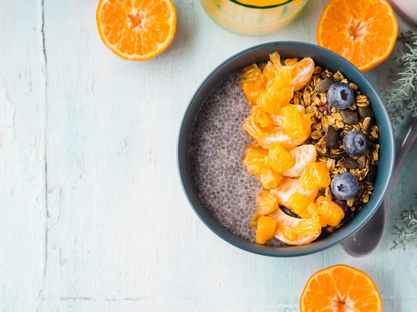 Pudim de chia com tangerinas e granola — Fotografia de Stock