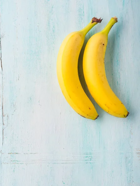 Duas bananas em fundo pastel verde — Fotografia de Stock