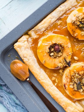 Elmalı turta tepsi karamel ve fındık ile pişirme üzerinde