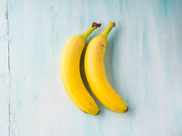 Duas bananas em fundo pastel verde — Fotografia de Stock