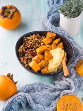 Zerdeçal yoğurt kaseyle Trabzon hurması ve granola