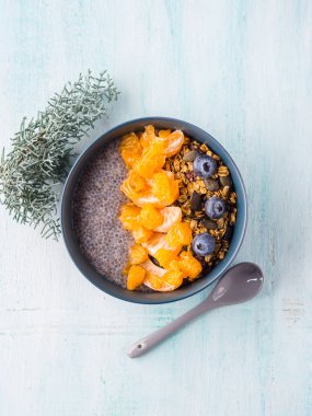 Chia puding mandalina ve granola