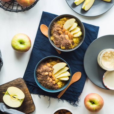 Kahvaltı gıda kavramı zerdeçal mor ile rahat