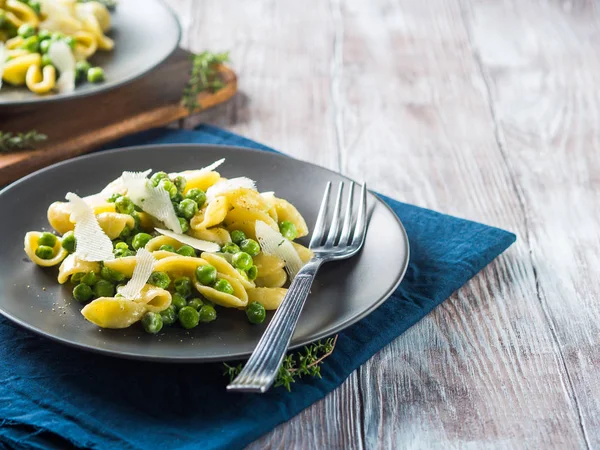 Italienska orecchiette-pasta med ärter och ost — Stockfoto