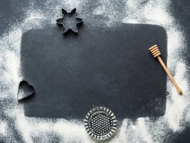 Un siyah zemin üzerine fırın aksesuarları