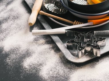 Pişirme aletleri ve aksesuarları. Noel koyu arka plan