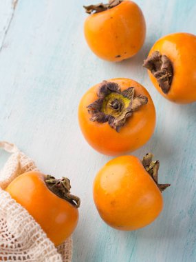 Turkuaz arka plan üzerinde olgun hurma