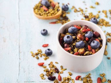 Matcha yeşil çay granola çilek ile