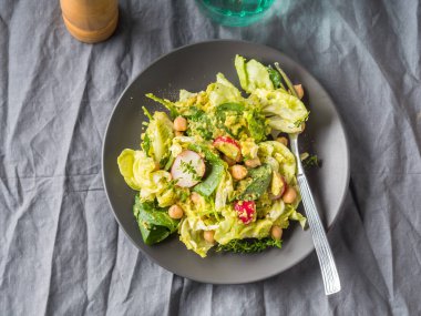 Avokado ıspanak salatası nohut ile bitki esaslı