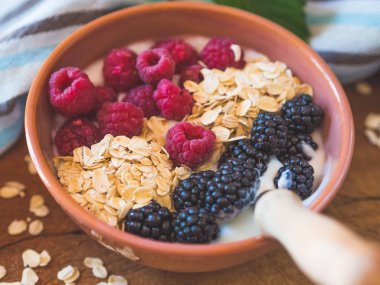 Yulaf ile güler yüzlü yoğurt kase çilek