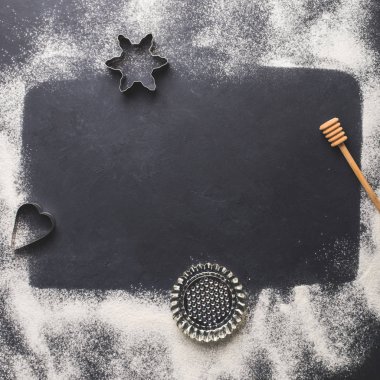 Un siyah zemin üzerine fırın aksesuarları