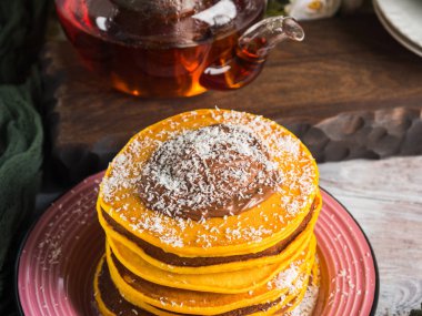 Kabak krep yığını çikolatayla servis