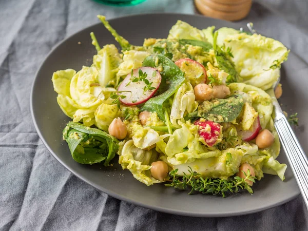 Салат на основе авокадо со шпинатом и горохом — стоковое фото