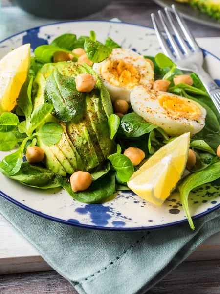 Nohut ve yumurta ile avokado ıspanak salatası — Stok fotoğraf
